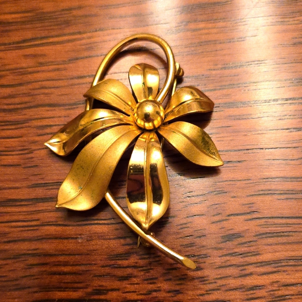 Flower Brooch Gold Tone Smooth Satin Vintage 1960s Pin Beautiful - Picture 1 of 4